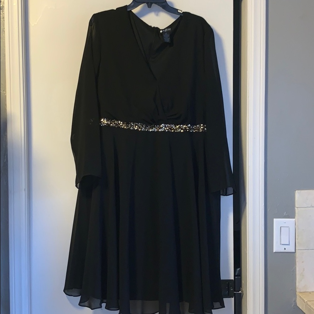 💥Beautiful Sheer Black dress w/sequins belt💥